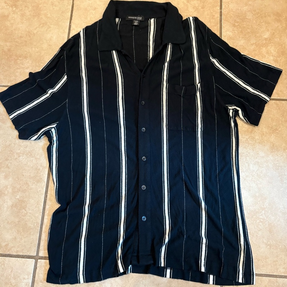 Kenneth Cole Black & White Striped Button Down Short Sleeve Top. Size: XL